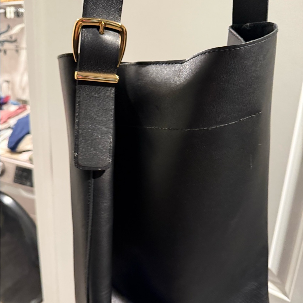 Madewell Black Essential Bucket Tote - Picture 7 of 11